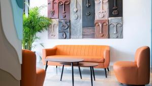 un sofá naranja y una mesa en una habitación en Evenia Olympic Suites, en Lloret de Mar 49 fotos más