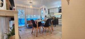 eine Küche und ein Esszimmer mit Tisch und Stühlen in der Unterkunft Bahia Marinas in Ushuaia