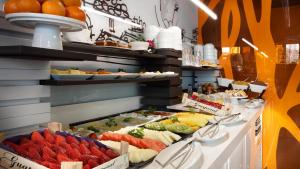 バルセロナにあるイヴェニア ロセージョのさまざまな種類の食べ物が並ぶビュッフェライン