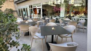 バルセロナにあるイヴェニア ロセージョのレストランのテーブルと椅子の列