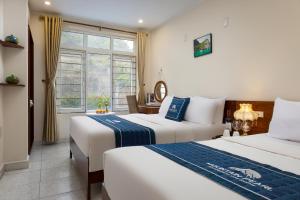 Ένα ή περισσότερα κρεβάτια σε δωμάτιο στο TUONG VY HOTEl