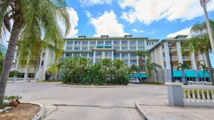 Gran Evenia Bijao - All Inclusive في بلايا بلانكا: مبنى أبيض كبير وأشجار النخيل أمامه +34 صورة