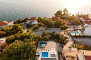 eine Luftaufnahme eines Hauses neben dem Wasser in der Unterkunft Stunning seaview Villa Katharina in Šarić