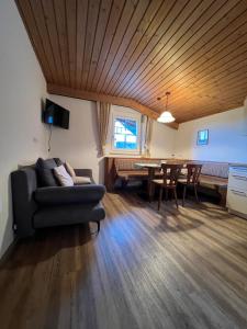 un salon avec un canapé et une table dans l'établissement Pittlanderhof, à Innsbruck