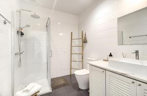 ein weißes Badezimmer mit Waschbecken und Dusche in der Unterkunft Vila Rafa in Albufeira + 23 Fotos