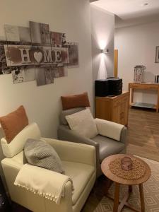 een woonkamer met een bank en een tafel bij Appartement In Langfurth Mit Kleinem Balkon in Schöfweg