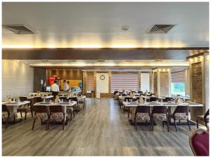 Εστιατόριο ή άλλο μέρος για φαγητό στο Hotel Seafaceing Golden- Palace - Swimming Pool and Private Beach Facilities