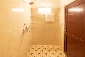 斋浦尔Ancestral Abode - A Boutique Homestay的带玻璃门淋浴间的浴室 更多29张照片