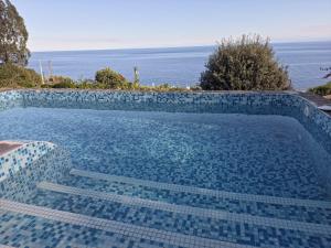 een zwembad met uitzicht op de oceaan bij Case Cincotta- Agliozzo in Lipari