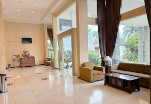 a large living room with couches and a tv at De View Hotel By PRO in Punten