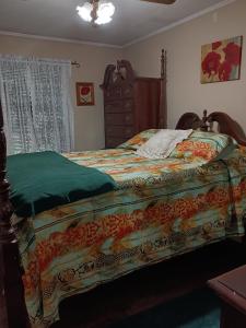 um quarto com uma cama e uma cómoda em Waterloo Farms em Hattiesburg