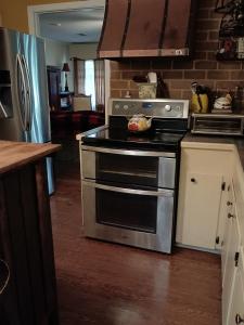 uma cozinha com fogão de aço inoxidável e frigorífico em Waterloo Farms em Hattiesburg mais 6 fotografias
