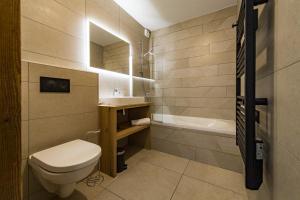 Appartement Haut de Gamme au cœur du village avec terrasse de 34m2 - 6 personnes في سانت سورلين دوارفيز: حمام مع مرحاض ومغسلة وحوض استحمام +19 صورة