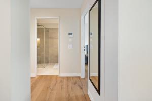 Koupelna v ubytování Visionary Hospitality Embrach, Zürich - Premium Apartments with Free Parking, Washer, Kitchen, Rooftop Terrace, Lounge, Bus Stop, Train Station, 15'Airport + 73 fotografií