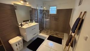 ル・ロベールにあるVilla KLYTANLYの白い洗面台とシャワー付きのバスルーム +8枚の写真