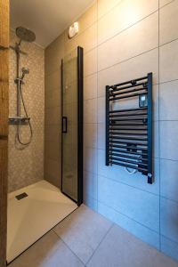 Appartement Haut de Gamme au cœur du village avec terrasse de 34m2 - 6 personnes في سانت سورلين دوارفيز: دش مع باب زجاجي في الحمام