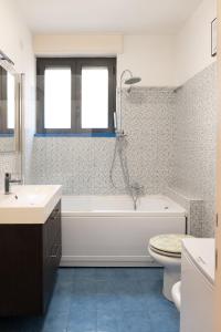 Et badeværelse på Ampio e accogliente Bilocale in zona Bicocca + 20 billeder