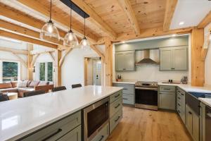 eine Küche mit einer großen weißen Arbeitsplatte in einem Zimmer in der Unterkunft Black Rock Lodge in Stowe + 32 Fotos