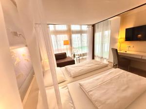 Postel nebo postele na pokoji v ubytování Hotel Restaurant FIDI + 76 fotografií