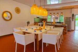 Kuchyň nebo kuchyňský kout v ubytování Villa Nosy