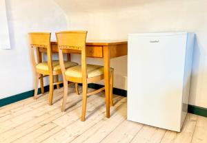 BunkenburgRuime accommodatie voor 10 personen in Marx的配有桌椅和冰箱的厨房