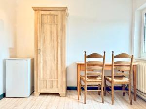 BunkenburgRuime accommodatie voor 10 personen in Marx的配有桌椅和冰箱的厨房