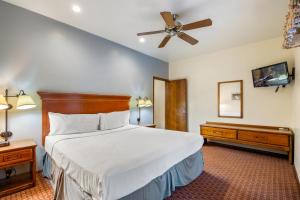 Postel nebo postele na pokoji v ubytování Pine - Apache - Roundhouse Resort and Spa