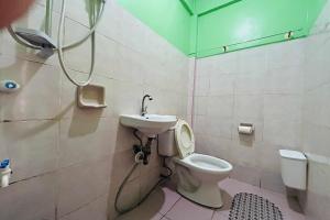 ボラカイにあるLazy Daze Hometel Boracayのトイレと洗面台のあるバスルーム +13枚の写真