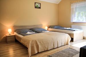 Ένα ή περισσότερα κρεβάτια σε δωμάτιο στο Bakterház Vendégház