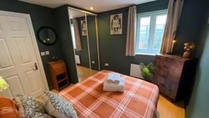 ein Schlafzimmer mit einem Bett mit zwei Handtüchern darauf in der Unterkunft Watford High Street apartment with kitchen & sofa bed in Watford