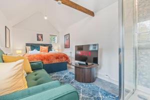 Et tv og/eller underholdning på Stylish 3-Bed Cottage Stay in Streatley