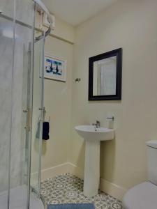 ein Badezimmer mit Waschbecken und Dusche in der Unterkunft Mallview Coach House in Armagh + 9 Fotos