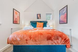 En eller flere senge i et værelse på Stylish 3-Bed Cottage Stay in Streatley