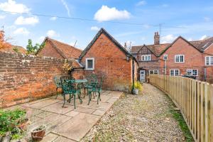 En have udenfor Stylish 3-Bed Cottage Stay in Streatley