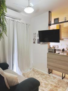 a living room with a flat screen tv and a couch at Apartamento Belem Cop30 proximo ao aeroporto #belem #Cop 30 #aeroporto in Belém