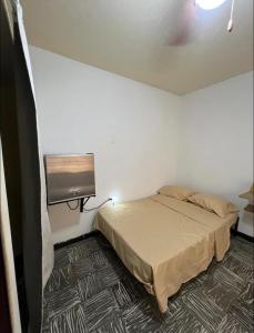 Voodi või voodid majutusasutuse Habitación en Cali toas