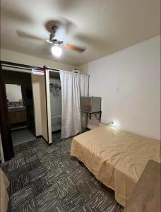 Voodi või voodid majutusasutuse Habitación en Cali toas