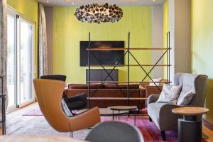 Et tv og/eller underholdning på Visionary Hospitality Embrach, Zürich - Premium Apartments with Free Parking, Washer, Kitchen, Rooftop Terrace, Lounge, Bus Stop, Train Station, 15' Airport