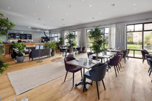 Restaurace v ubytování Visionary Hospitality Embrach, Zürich - Premium Apartments with Free Parking, Washer, Kitchen, Rooftop Terrace, Lounge, Bus Stop, Train Station, 15'Airport