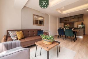 Khu vực ghế ngồi tại Brand New 2 BR Condo in Reforma - Queen Beds