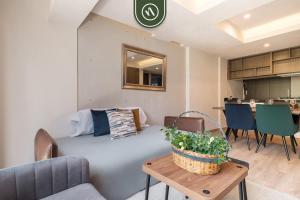 Khu vực ghế ngồi tại Brand New 2 BR Condo in Reforma - Queen Beds +26 ảnh