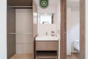 Phòng tắm tại Brand New 2 BR Condo in Reforma - Queen Beds