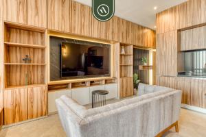 Μια τηλεόραση ή/και κέντρο ψυχαγωγίας στο Luxury Studio - Pool - Revolution Monument View