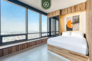 Ένα ή περισσότερα κρεβάτια σε δωμάτιο στο Luxury Studio - Revolution Monument View - Pool +28 φωτογραφίες