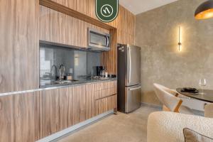 Η κουζίνα ή μικρή κουζίνα στο Luxury Studio - Revolution Monument View - Pool