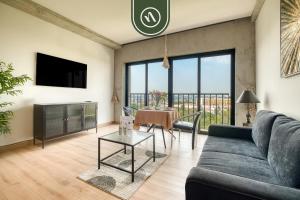 Et tv og/eller underholdning på Stunning 1 BR Condo - Alameda Central - Downtown