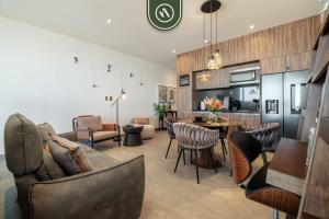 Χώρος καθιστικού στο Studio Overlooking the Revolution Monument