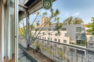 a balcony with a view of a building at Centric 2 BR Condo - Roma - Rio de Janeiro Park in Mexico City