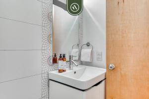 a bathroom with a white sink and a mirror at Centric 2 BR Condo - Roma - Rio de Janeiro Park in Mexico City