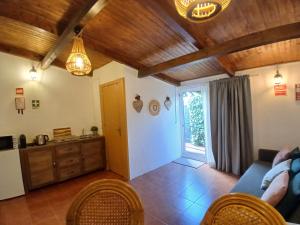 een woonkamer met een blauwe bank en een keuken bij Casa Rustica - Courtyard House in Olhão +62 foto's